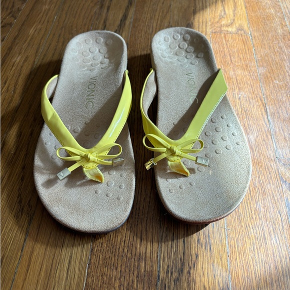 Like new Vionic Bella II yellow sandal flip flop size 7 - Picture 2 of 6